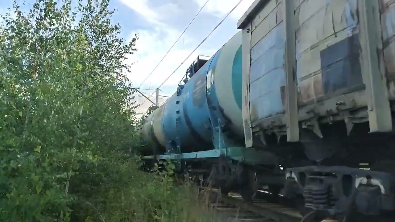 Электровоз ВЛ11М-248/426 и пергоняемый тепловоз ТЭМ18ДМ-3405 с грузовым составом