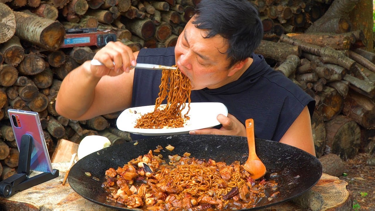 짜파게티+팔도짜장면+해물믹스+돌문어+돼지고기+양파 이 조합의 정체는?