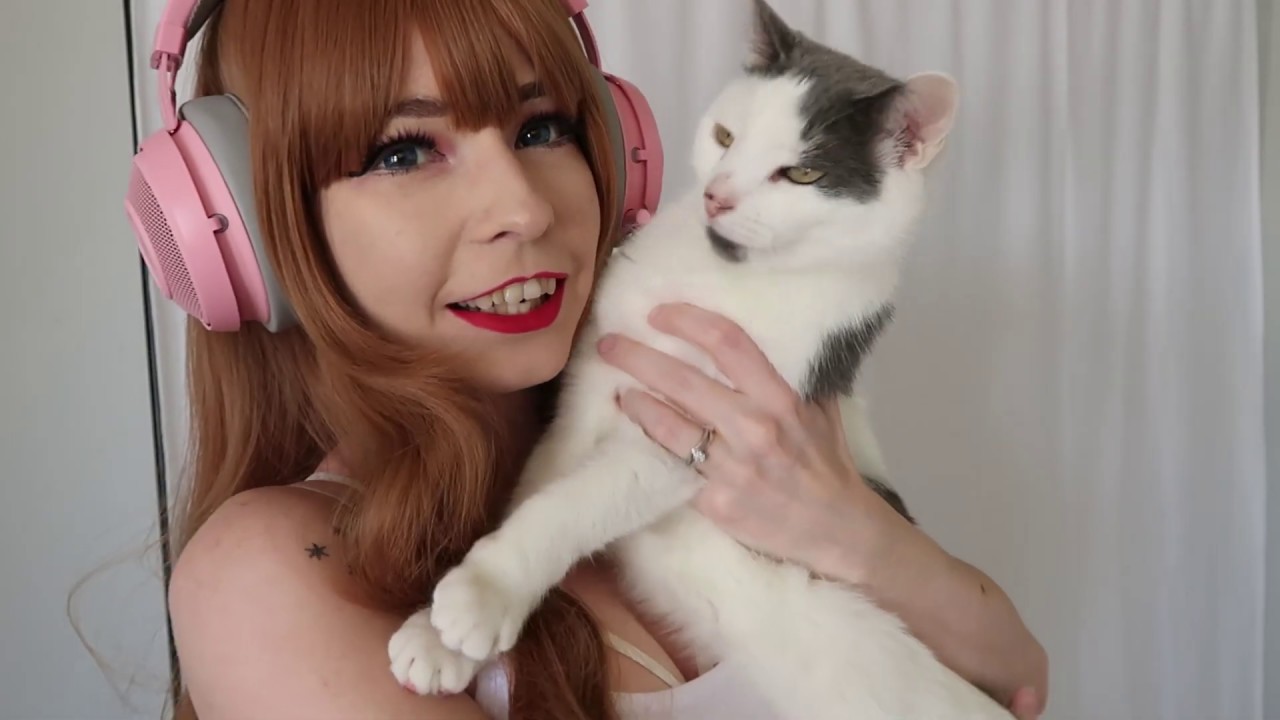 A Cosplayer Gets Pink Razer Quartz Headset