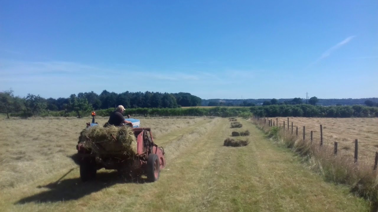 bottelage avec un ford super dexta 3000 et une presse 836 garnier