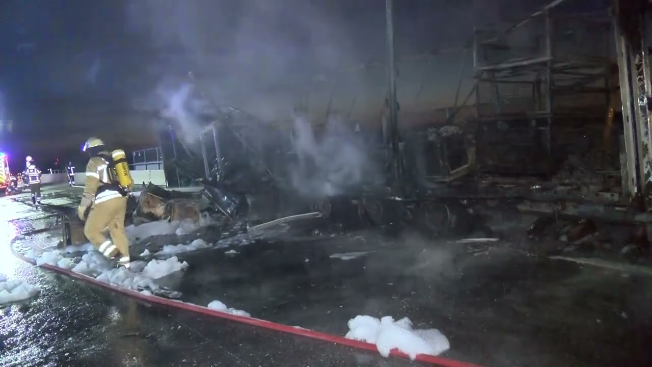 Sattelauflieger auf der A6 bei Mannheim in Vollbrand - Autobahn voll gesperrt