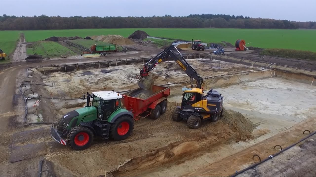 Graafwerkzaamheden door Loonbedrijf Altena met Volvo EW 160 E.