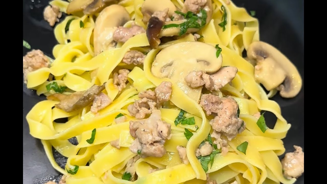tagliatelle con funghi e salsiccia