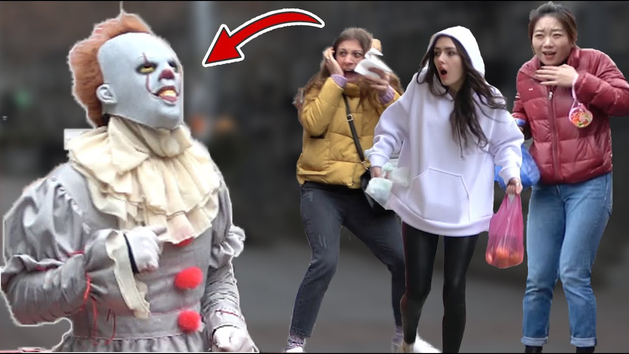 PENNYWISE  SCARY PRANK  -  Pennywise Jumps out of Gift box
