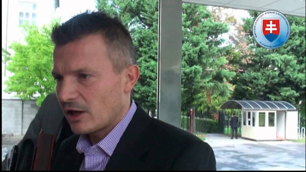 J. Počiatek k elektronick&yacute;m diaľničn&yacute;m zn&aacute;mkam