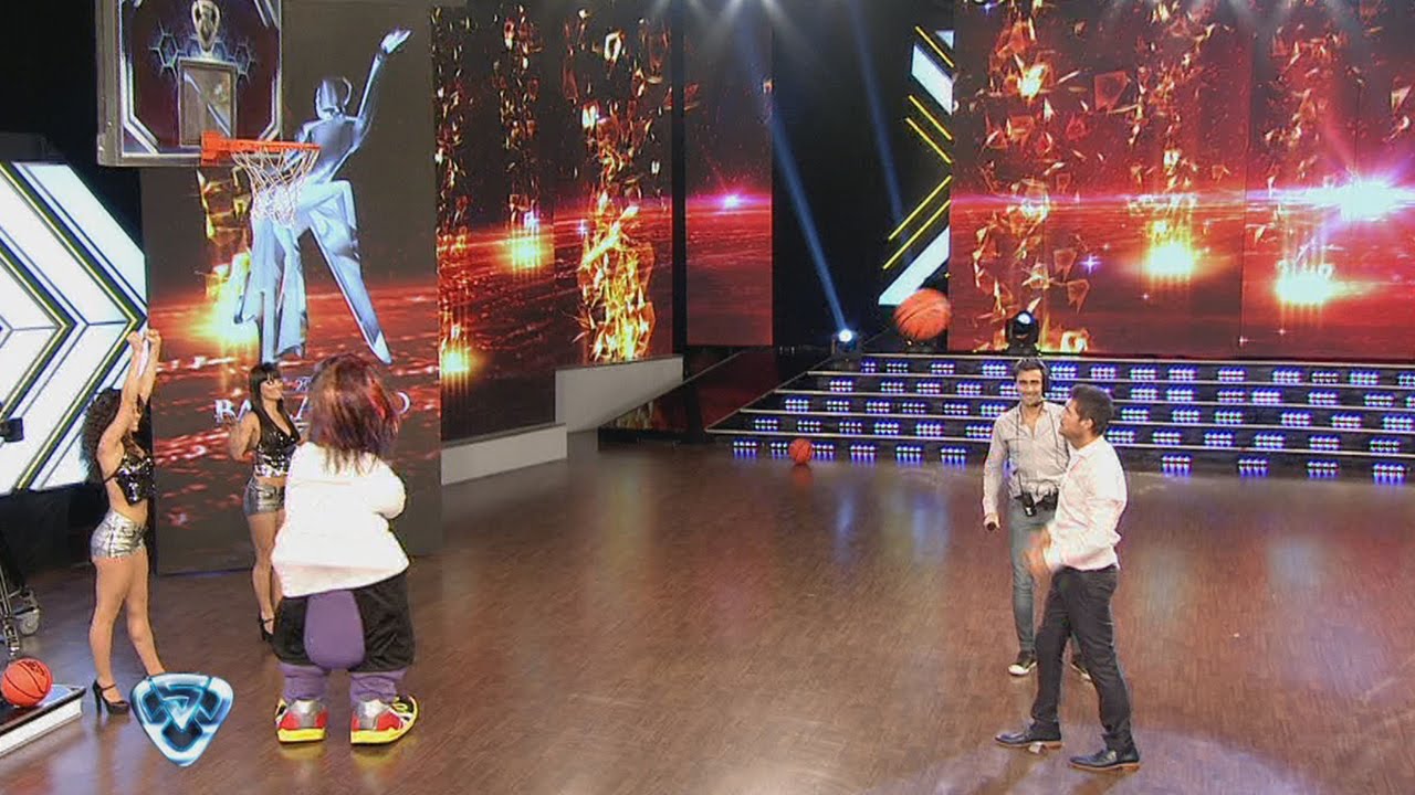 Showmatch 2014 - El Oso Arturo le dio una paliza a Tinelli encestando en el aro