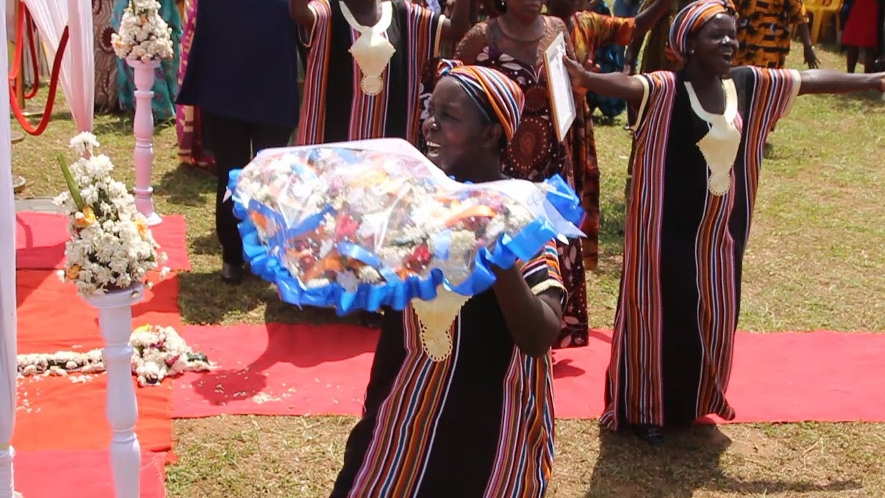 Mourners celebrate 86yr old Toto Bladinah  Aupata's life (RIP) with Praise led by Sarah Kokoi.