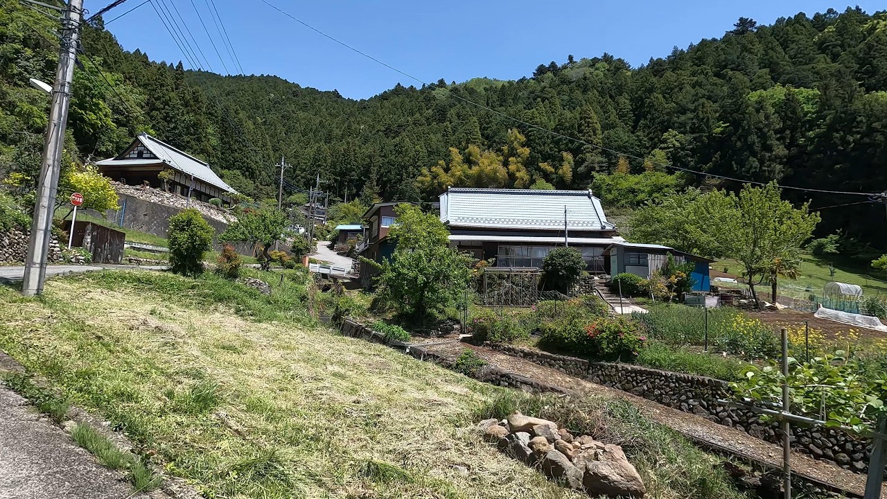 【東京都あきる野市】立派な古民家に会える清流沿いや山の斜面を散策