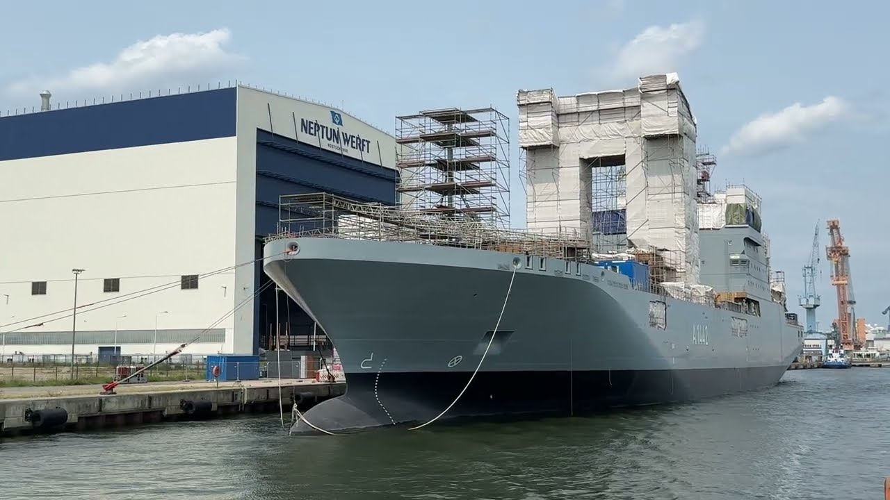 Betriebsstofftransporter SPESSART (A 1442) liegt am Marinearsenal Warnowwerft 4.6.2025