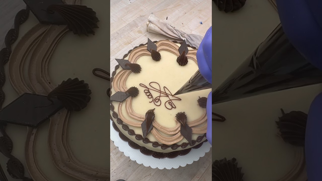 #Cakedecorator #hanswestermark #cakedecorating #customcake #cake #writing #happybirthday