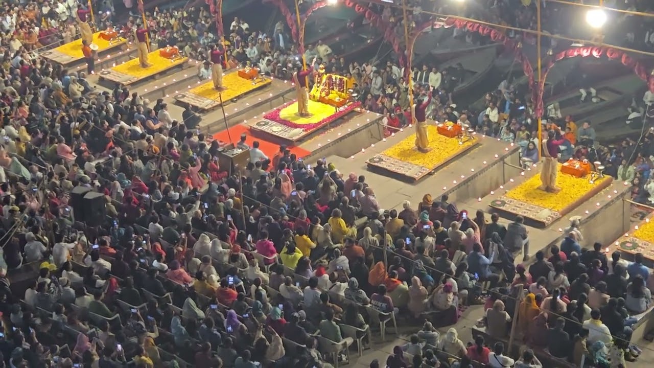 Varanasi,Ganga Aarti bij het Dashashwamedh Ghat. Indrukwekkende vuurceremonie.
