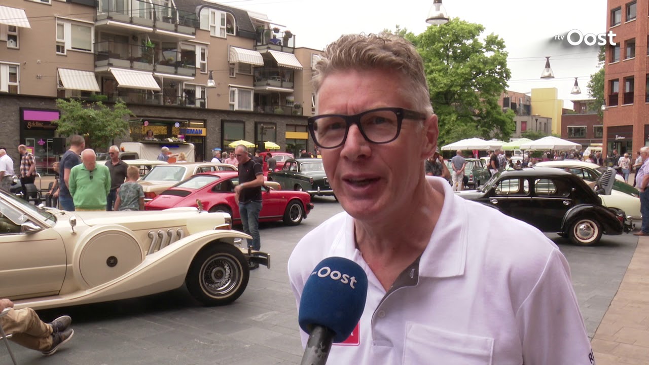 Liefhebbers van oldtimers halen hun hart op in het centrum van Nijverdal
