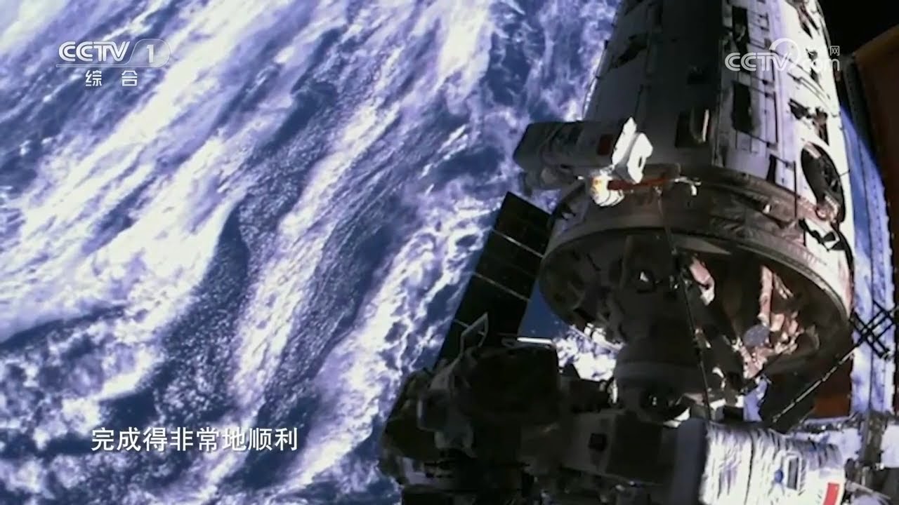 祝贺！神舟十四号的第三次出舱 通过&ldquo;太空天桥&rdquo;首次实现了跨舱段合作！| 开讲啦 The Voice