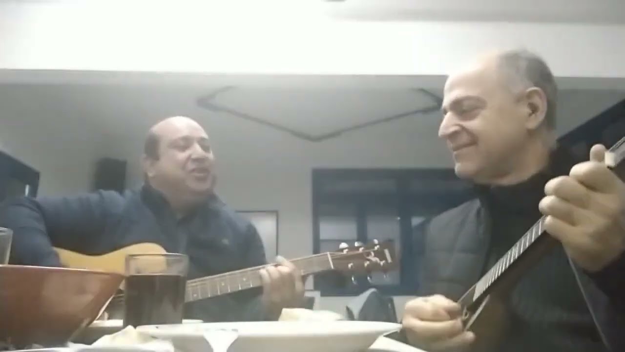 «ΝΑ ΣΕ ΖΗΛΕΥΟΥΝ ΠΙΟ ΚΑΛΑ» - Ο Μανώλης Καραντίνης συνοδεύει με το μπαγλαμαδάκι του το Μιχάλη Δήσσο.