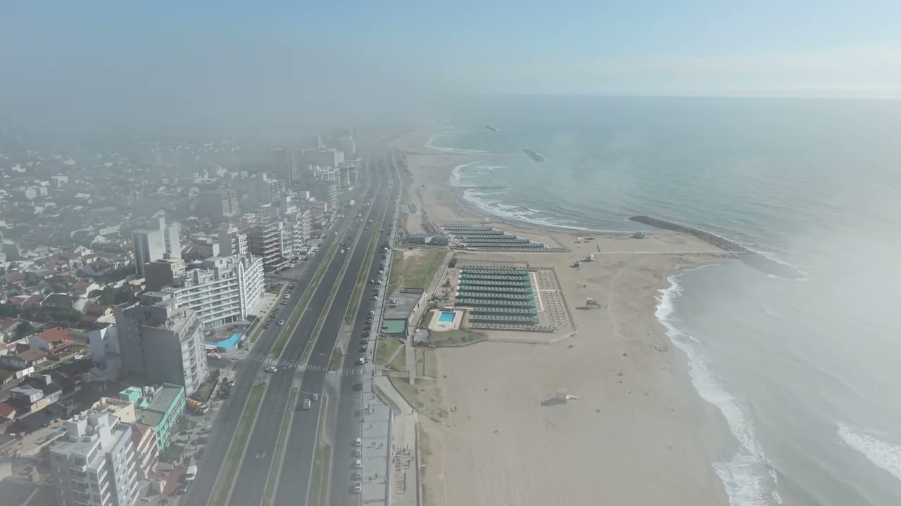 Mar del Plata – Paseo Costero con Bruma (Drone)
