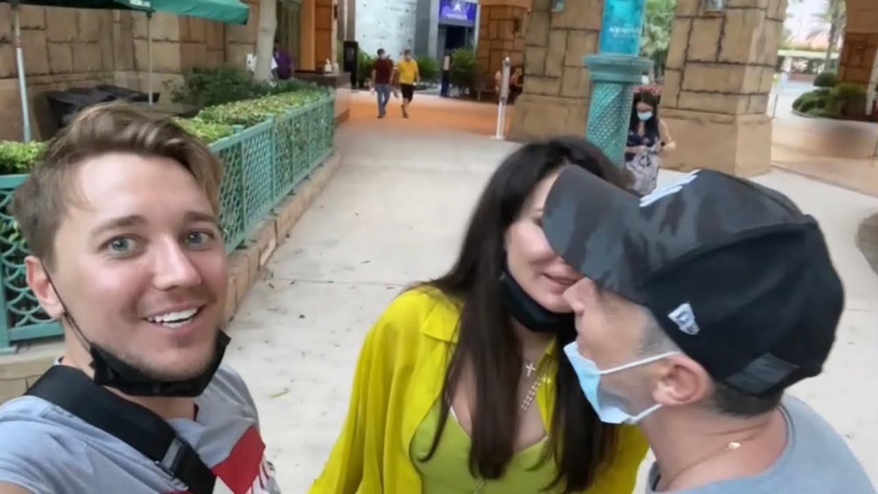 Анечка прилетала в Дубай 😍🦋 идём в аквариум в отеле Атлантис 🐟
