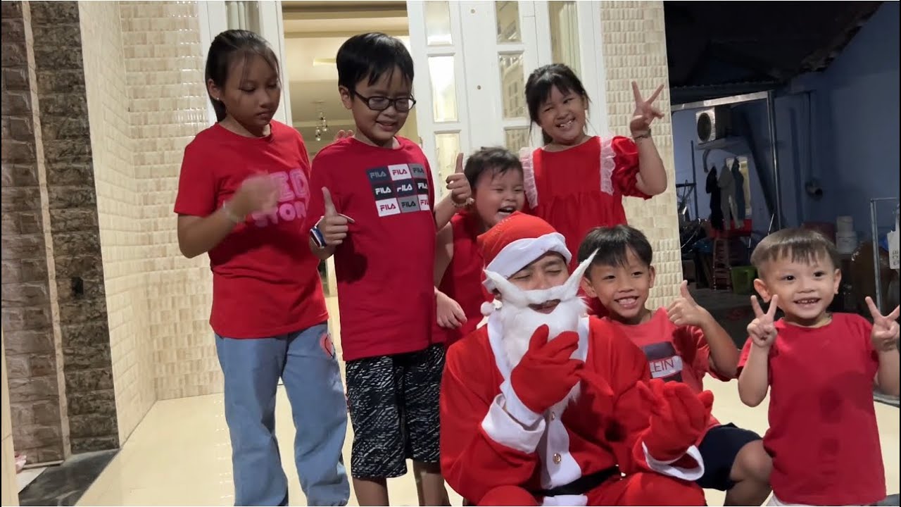Khương Dừa hoá thân thành ÔNG GIÀ NÔEL tặng quà cho đồng bọn nhưng nhanh chóng bị Trà Sữa phát hiện