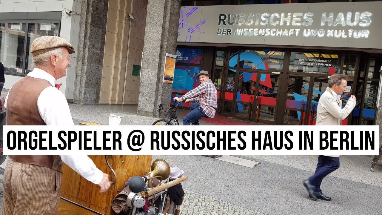 03.07.2023 #Berlin Slawa Ukrajini ruft Orgelspieler vor Russisches Haus Friedrichstr Orgelbau Stüber
