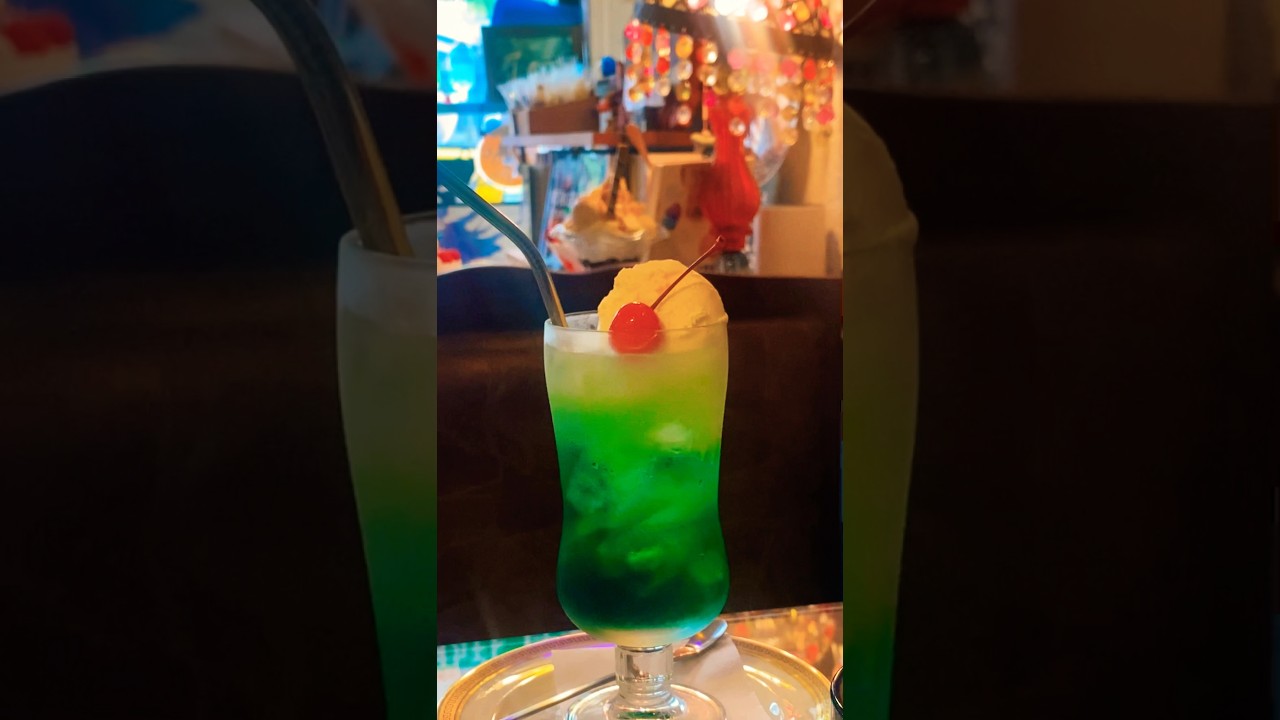 cafe story📍JR千里丘駅徒歩3分ジブリな世界の喫茶店🐈&zwj;⬛👒☕️メロンソーダは3色から選べます