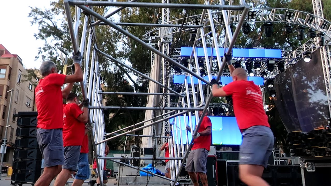 VOLADO DEL LINE ARRAY CON TORRE MODULAR DESMONTABLE - IZADO DE LA ESTRUCTURA CUAL OBELISCO EGIPCIO
