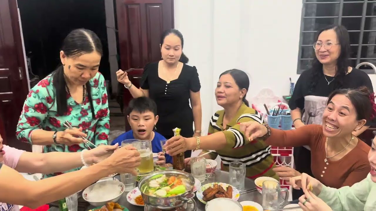 Mùng 2 hộp mặt gia đình 