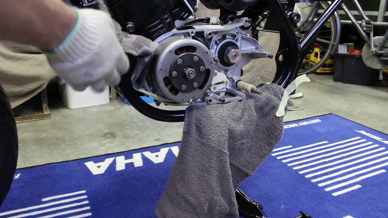 RD 350 LC Mounting engine in the frame