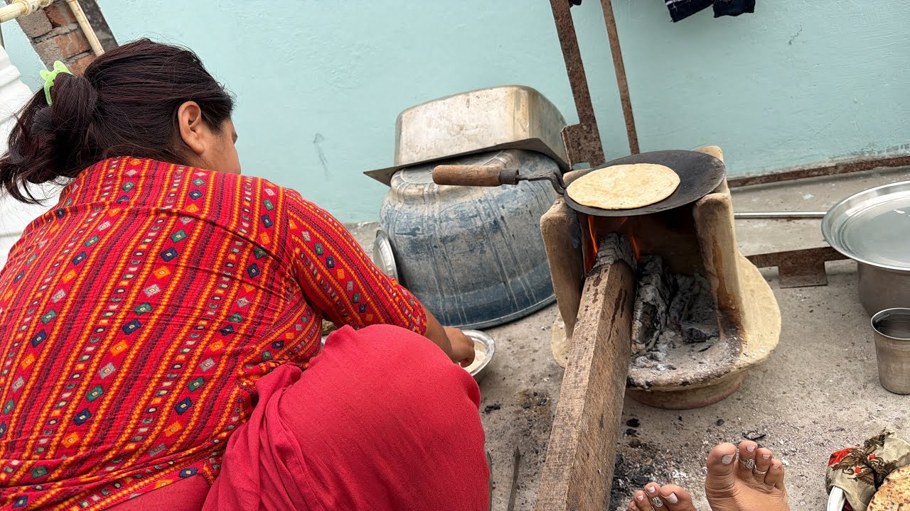 Mai gyi apne ghar 🏠 aur mmy se banvai chulhe pe 🫓 roti😅