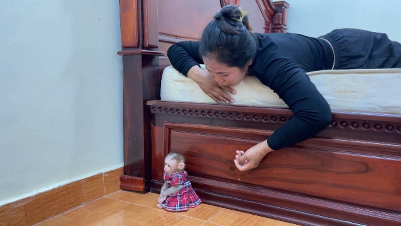 Trickiest Selena Sit Backward Quietly Pretend To Angry Mom