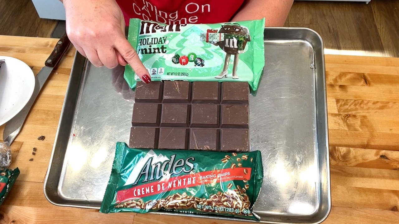 This One Pan Christmas Bark Never Fails, Here's Why!