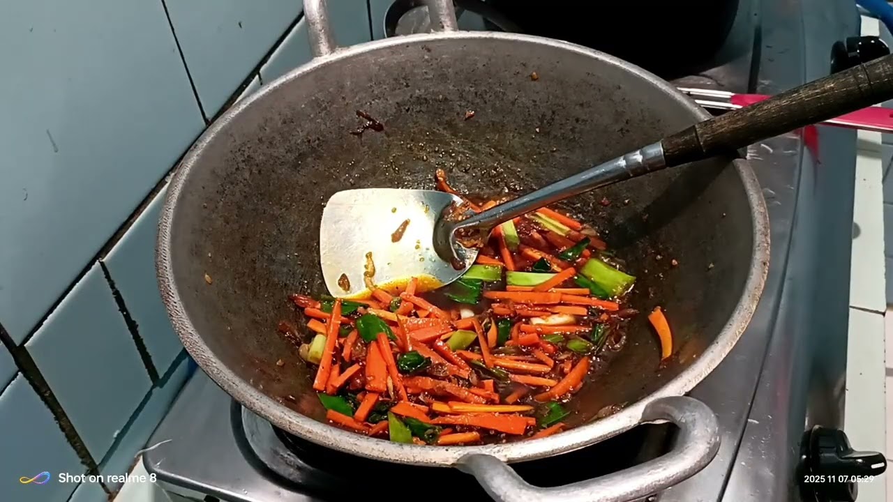 Murah meriah.Bikin bihun goreng buat bekal cucu ke sekolah.