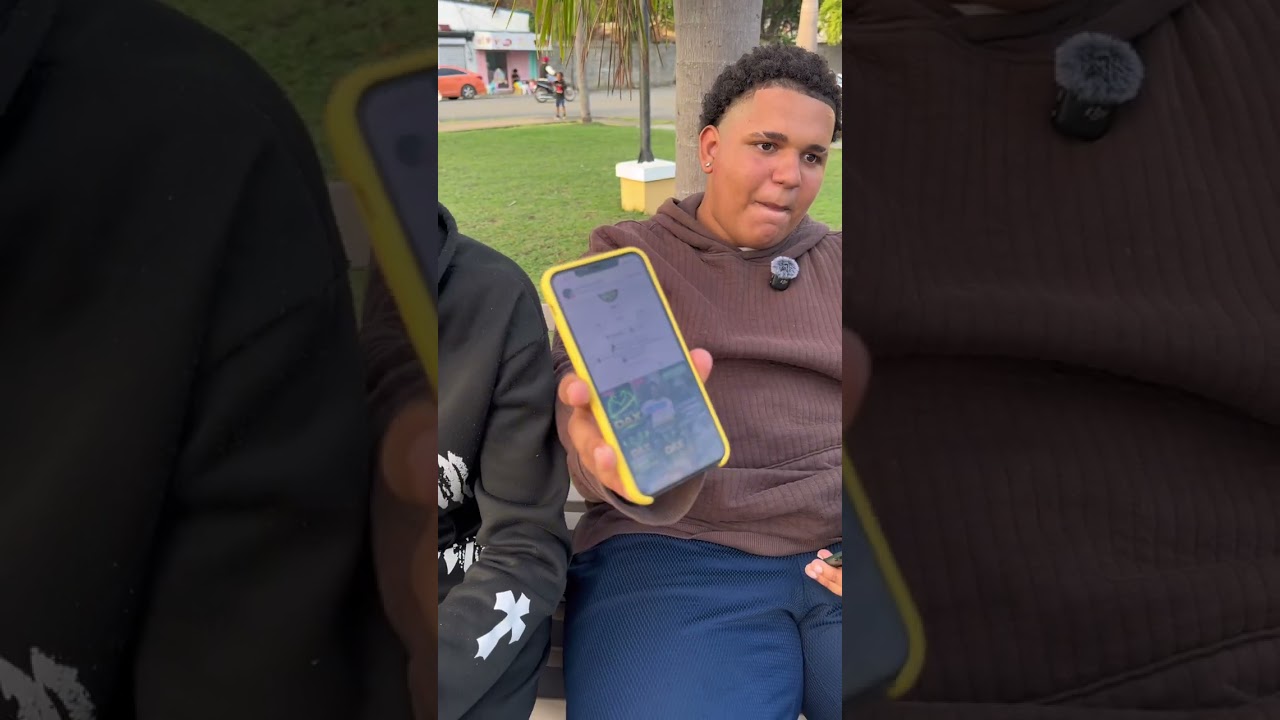 Entrega del sticker en parque de la Villa Olímpica SFM