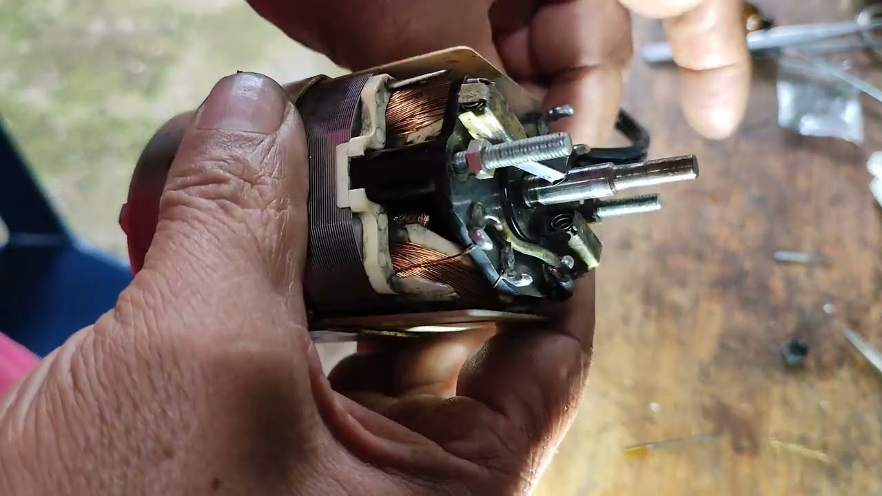 Cambio de escobillas internas del motor de una máquina de coser tipo familiar