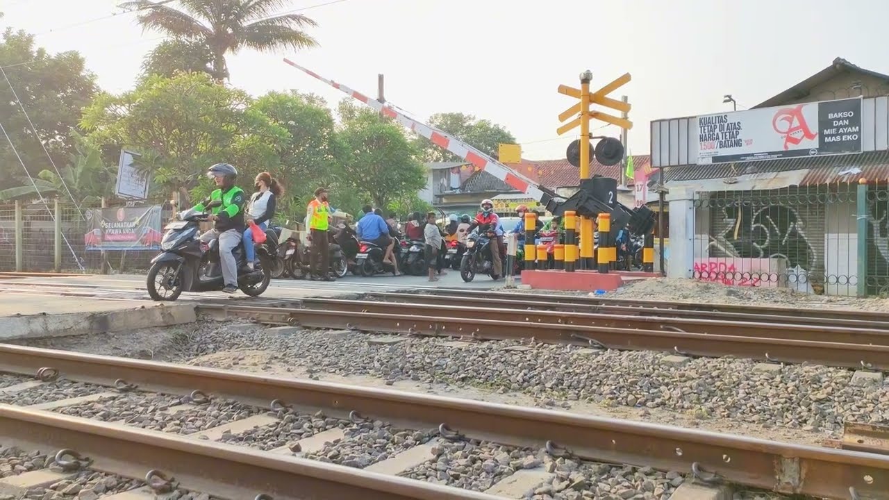 KONDISI PERLINTASAN KERETA JPL 75 SUDIMARA PAGI HARI #keretaapi #railway #train