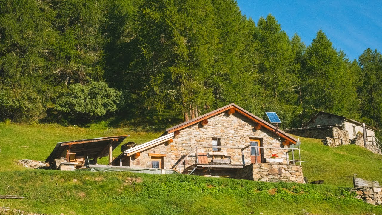 Baita in montagna a 1800 m: come si vive fra le montagne da soli