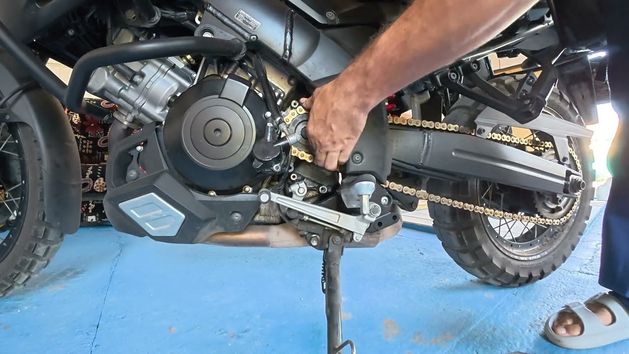 Как поменять или перевернуть ведущую звезду на мотоцикле Suzuki DL 1000 XT V Strom