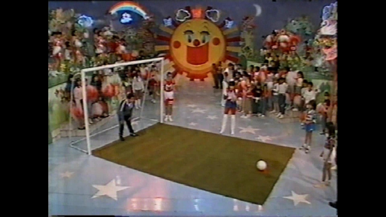 FUTEBOL com os Meninos - Mara se diverte no Show Maravilha / 1992