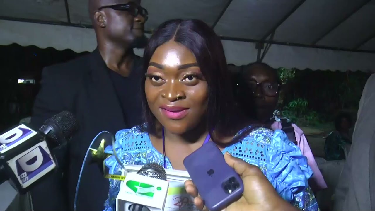 Remise du grand prix d'excellence Africain au Dr Amina par Hervé Yemdji journaliste 2ACOM 