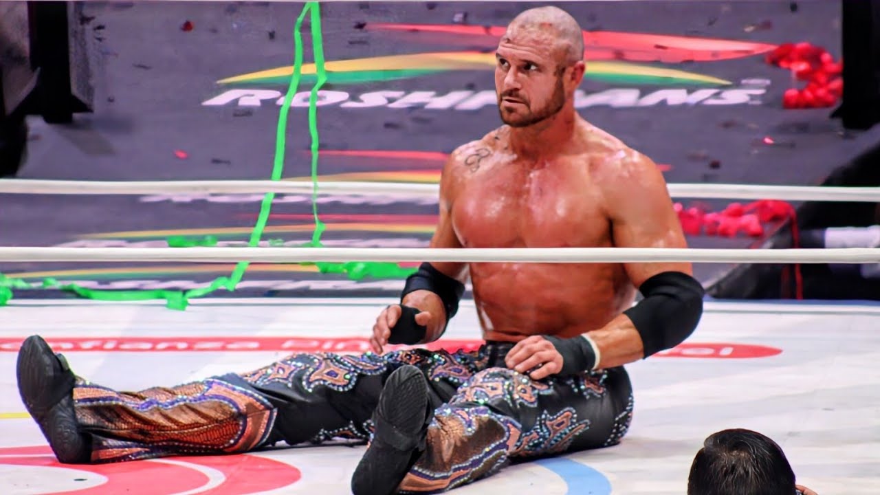 Johnny Consejo es rapado en el centro del Ring de la Arena México 