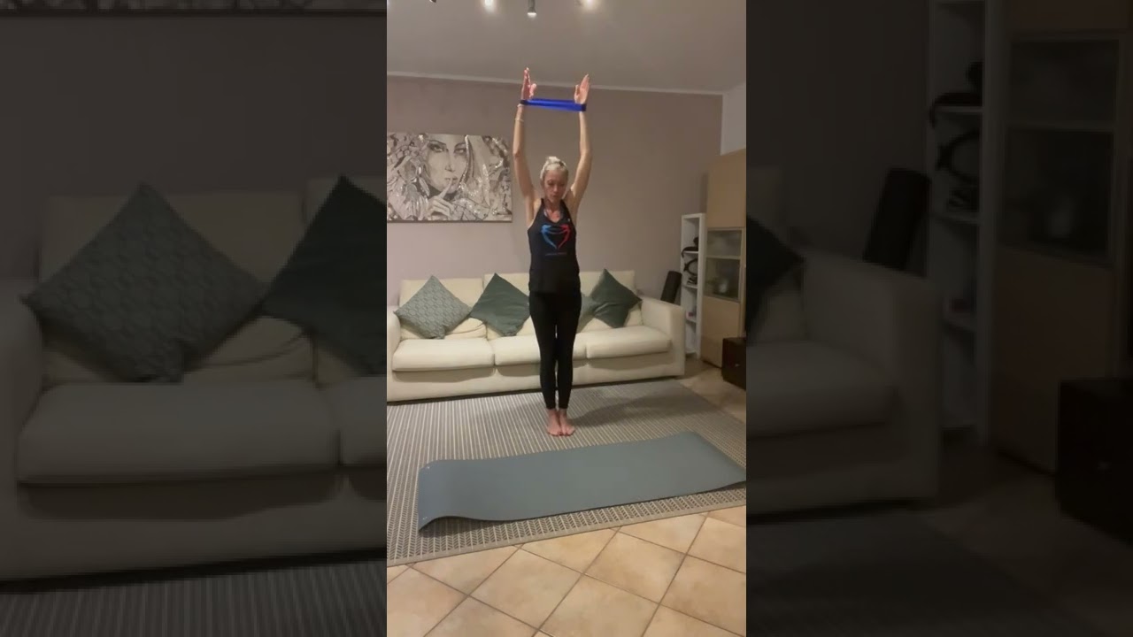 Lezione di ginnastica con elastico corto per modellare , rafforzare e dimagrire .