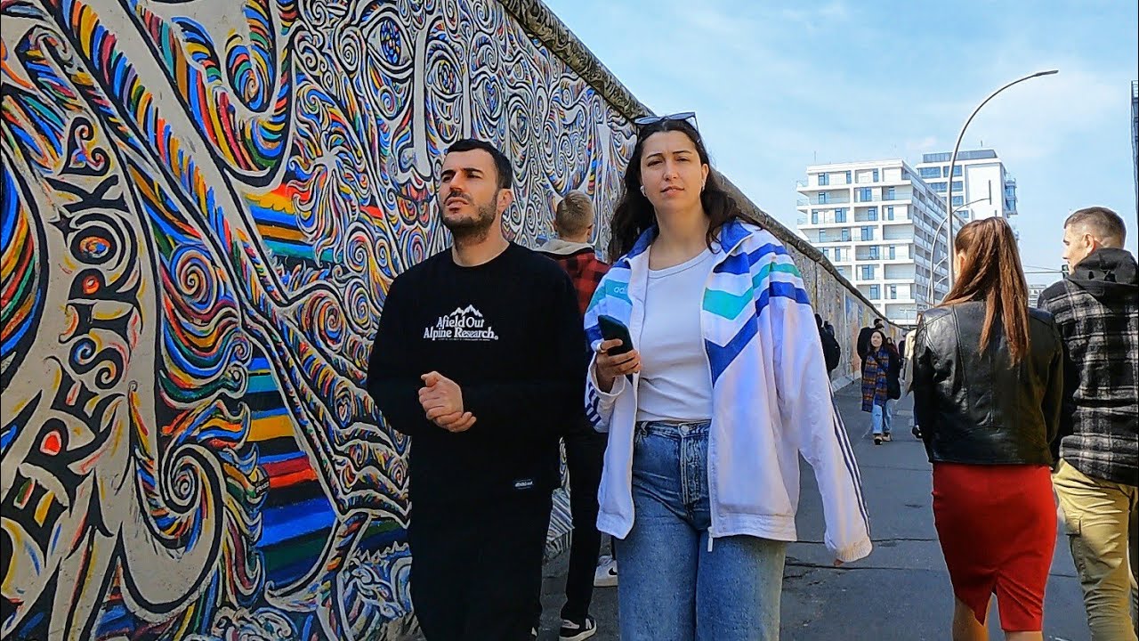 Berliner Mauer. Gehen Sie die M&uuml;hlenstra&szlig;e in Berlin entlang. Kostenlose Stadtf&uuml;hrungen in Berlin.