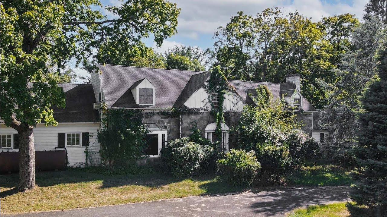 Abandoned Drug Dealers Mansion with EVERYTHING Left Behind | Police Raided the House