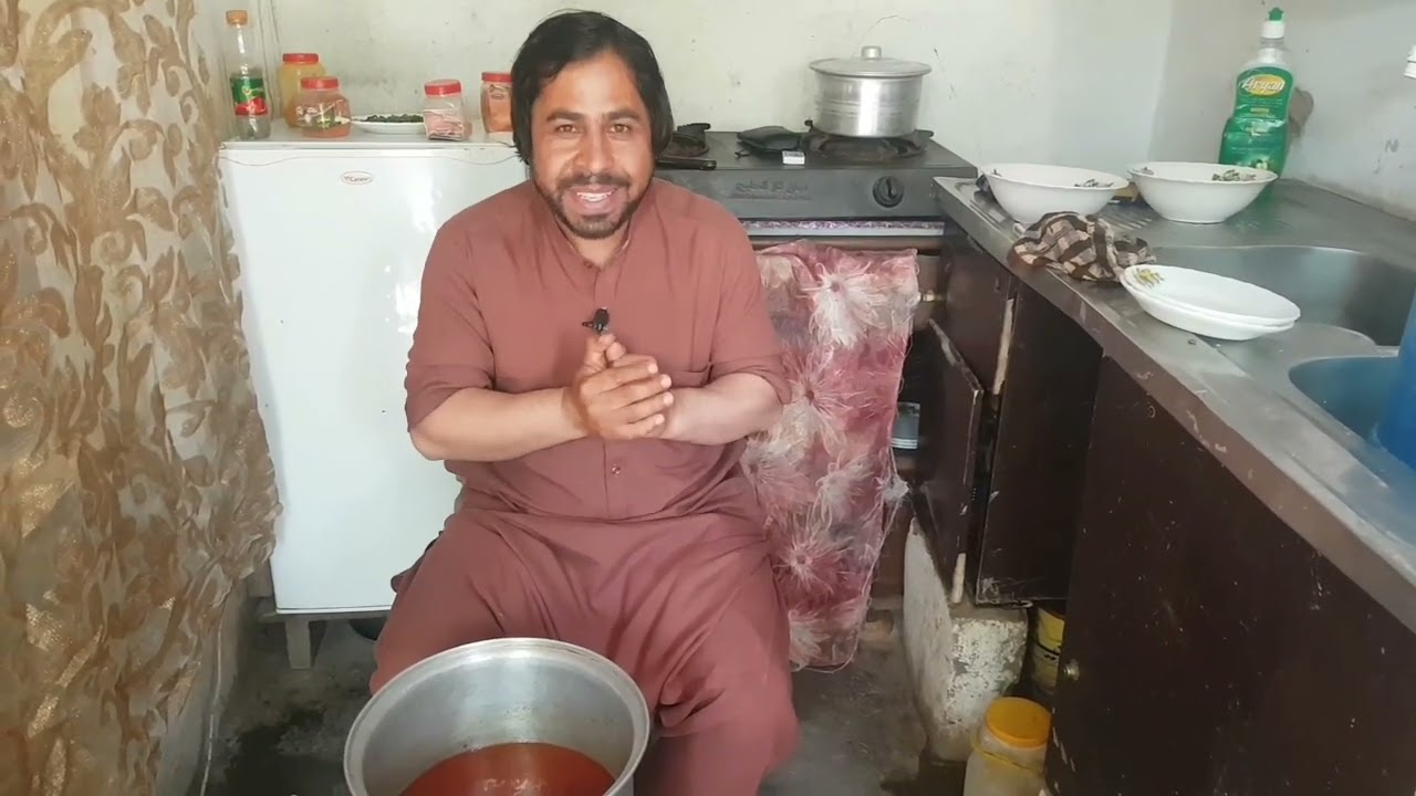 حاجی منان در وقت  آشپزی خانم خود را چلنج داد وآشپزیش نیمکله ماند