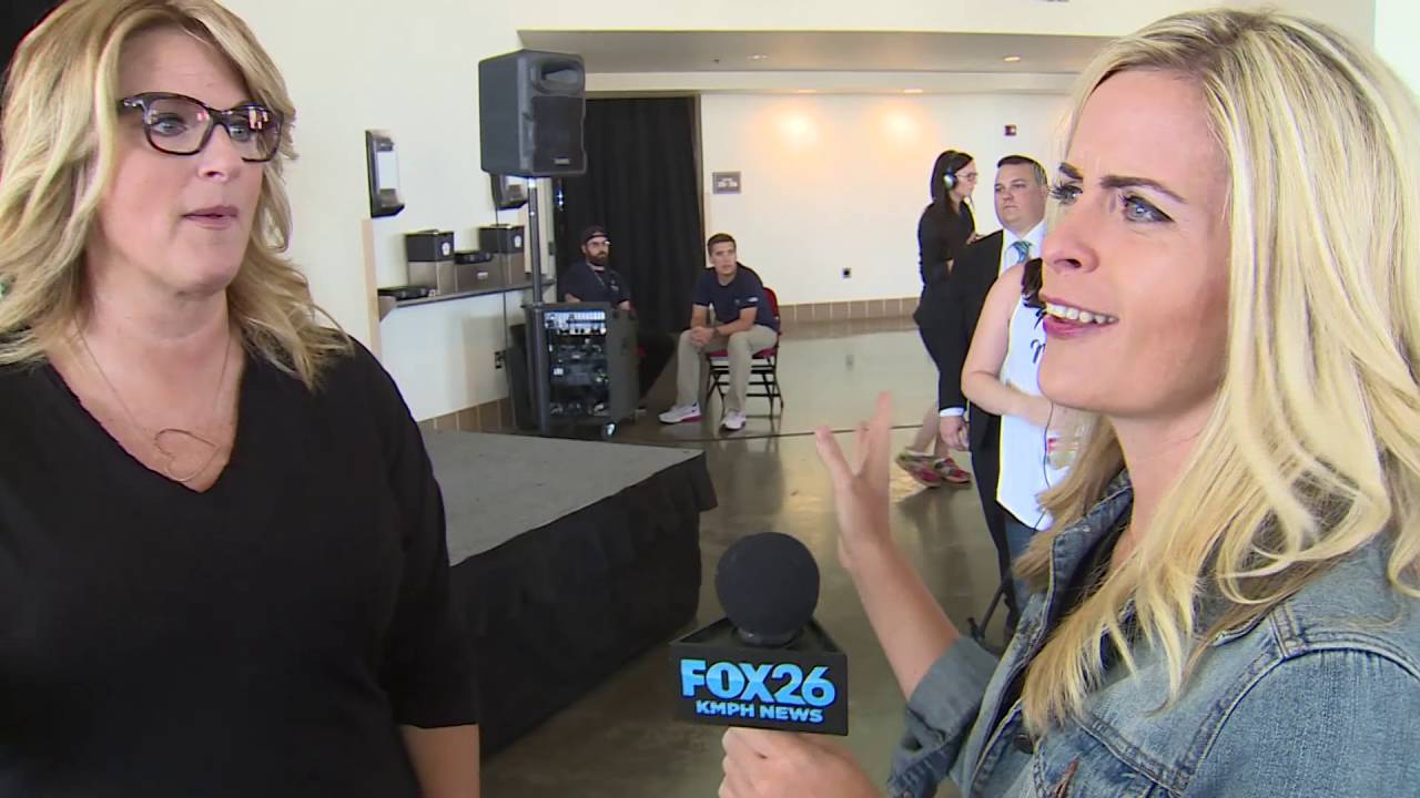Star struck news reporter gets interviewed by Garth Brooks