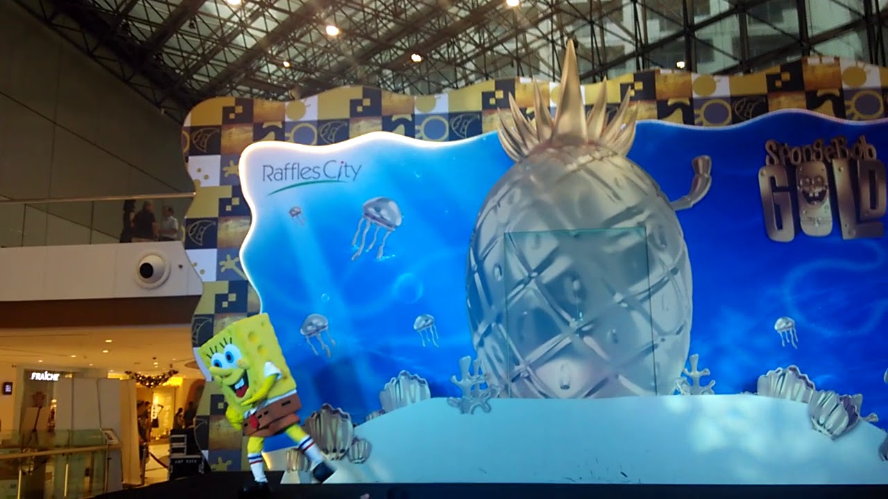 Me watching the performance of Spongebob Gold at Raffles City Mall.