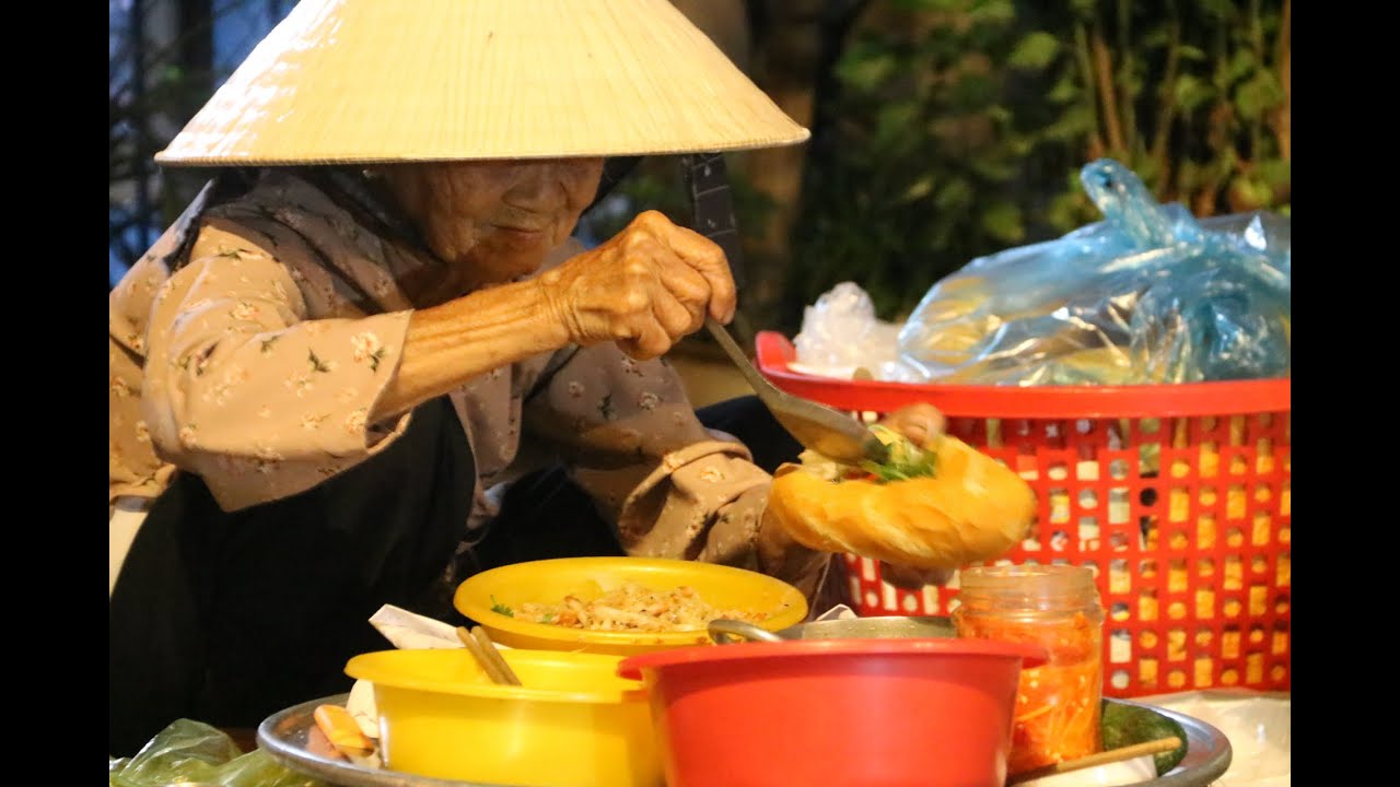 Điều Tử tế từ Mỗi Ổ Bánh Mỳ chỉ 5.000 đồng - Cụ bà 86 tuổi đi bán từ 4h sáng