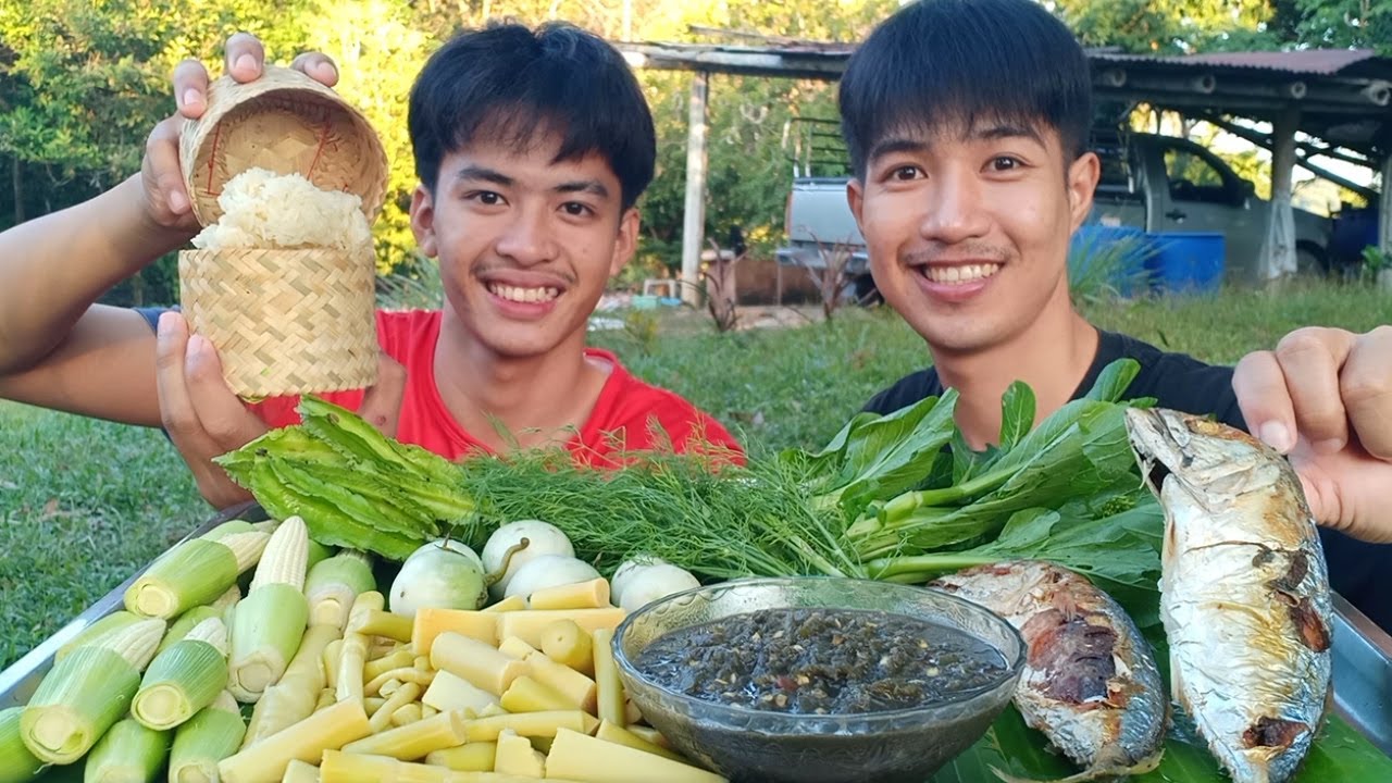 ข้าวนํ้าพริกนํ้าปู ปลาทูทอด ผักสดๆจากไร่นา.
