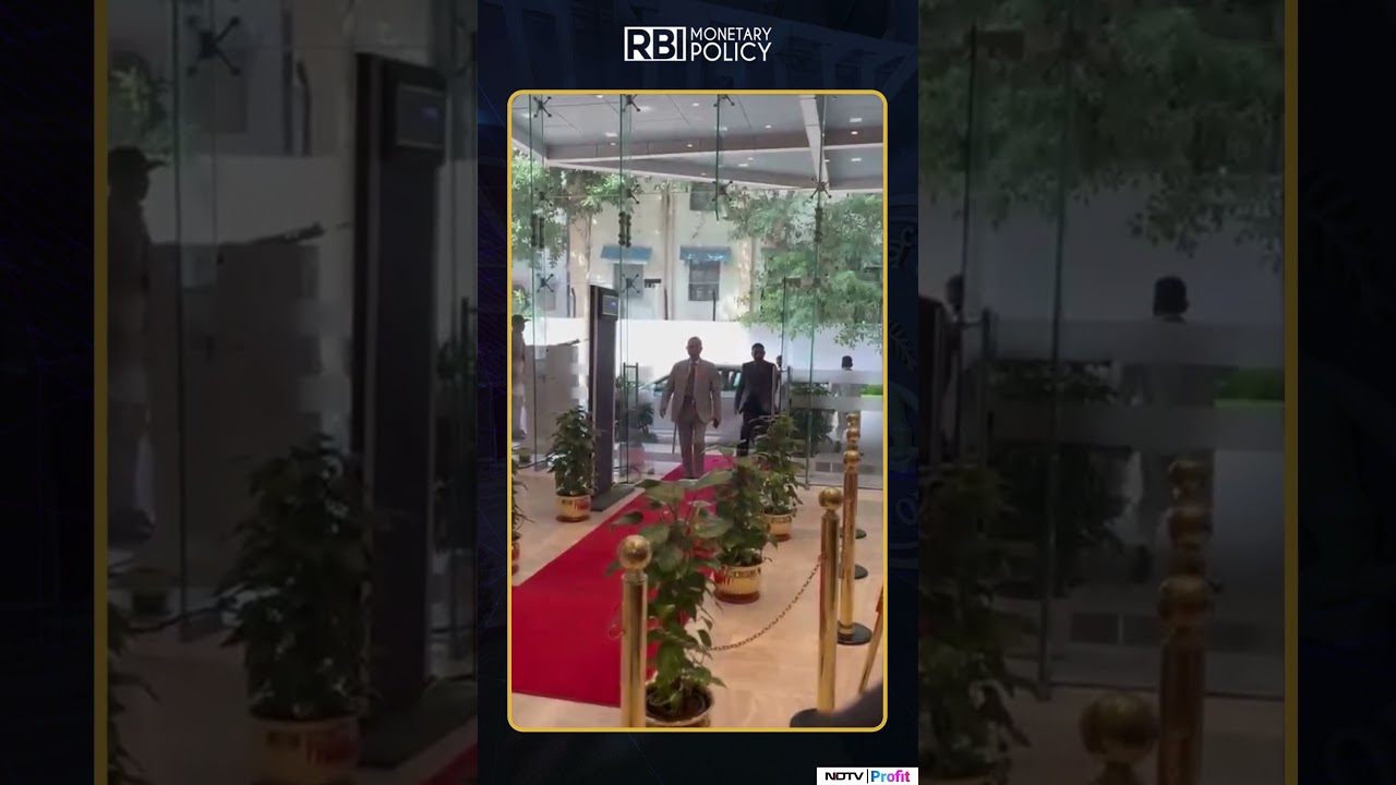 RBI Governor Sanjay Malhotra Arrives At Headquarters Ahead Of MPC Outcome #rbi #rbinews #reporate