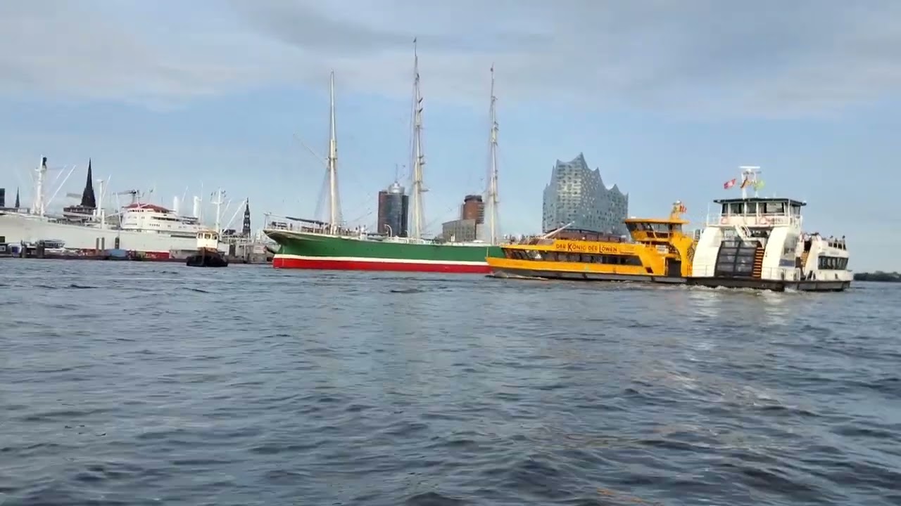 Verholung  der Rickmer Rickmers zur Norderwerft in das Schwimmdock.