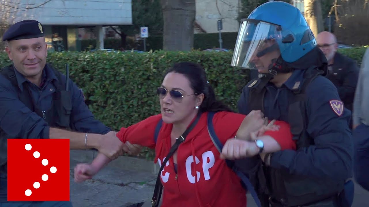 Forza Nuova, tensione a Prato: antifascista raggiunge il corteo, bloccata da polizia