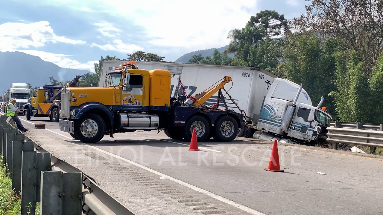 Rescate en #GRUA a TRAILER CHOCADO🚨